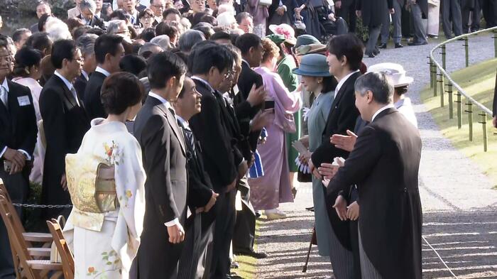 石野富志三郎さんから手話を学ばれる天皇皇后両陛下