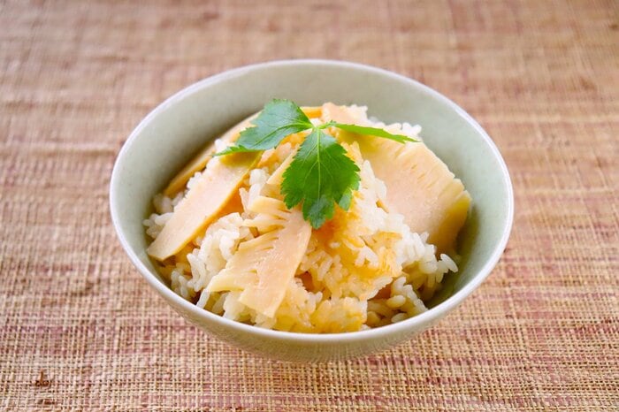 たけのこ料理の王道といえば「たけのこご飯」。おにぎりにしても美味