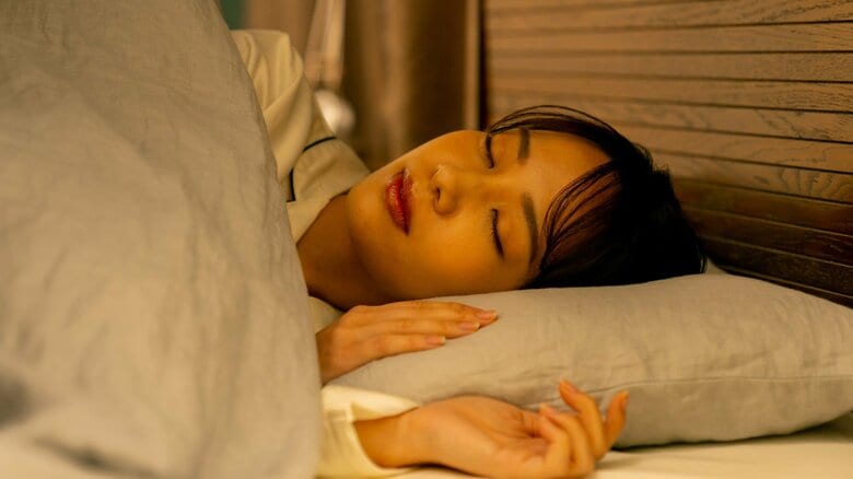 疲労のピーク「水曜日」はいつもより30分早く寝て！月曜日の朝がつらい人こそ試したい、心理的な休みの作り方｜FNNプライムオンライン
