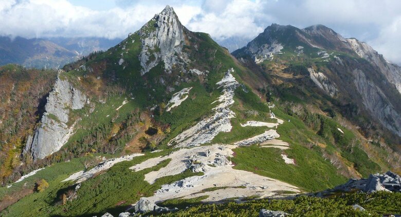 北アルプス烏帽子岳で倒れている男性を発見　病院で死亡が確認　野口五郎岳方面に入山して行方不明の59歳男性か　遭難者を捜索中のヘリコプターが発見｜FNNプライムオンライン