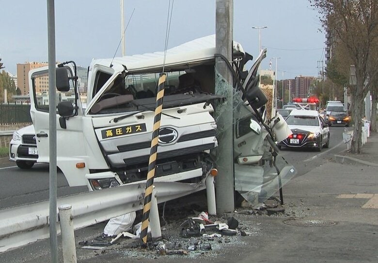 電柱にめり込み、前方が大きく歪んだ車体…トラックの単独事故で運転していた60代男性が死亡＜差北海道札幌市＞｜FNNプライムオンライン
