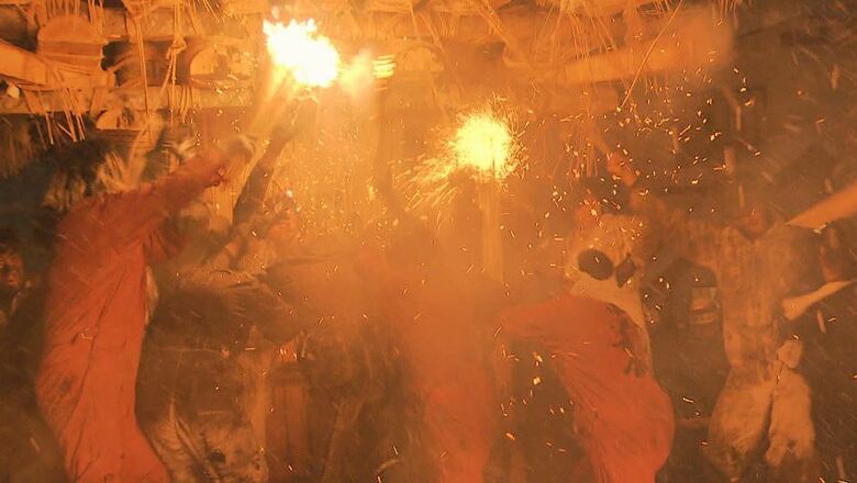 「ファンタスティック」勇壮な火の攻防に外国人観光客が興奮　長野・野沢温泉村で「道祖神祭り」日本三大火祭りの一つ｜FNNプライムオンライン