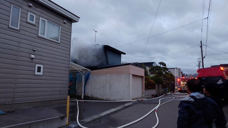 2階建て住宅で火事…1階部分から2人みつかるも意識不明…住人の高齢夫婦か〈北海道函館市〉｜FNNプライムオンライン