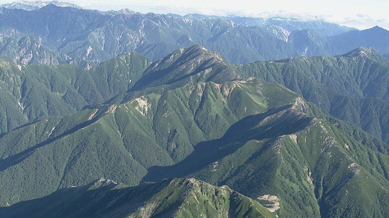 「転倒して顔面から落ちた」広島県の66歳男性をヘリコプターで救助　14人パーティで入山　北アルプス大天井岳から常念岳に向け縦走中に転倒　顔面の打撲で軽傷の模様｜FNNプライムオンライン