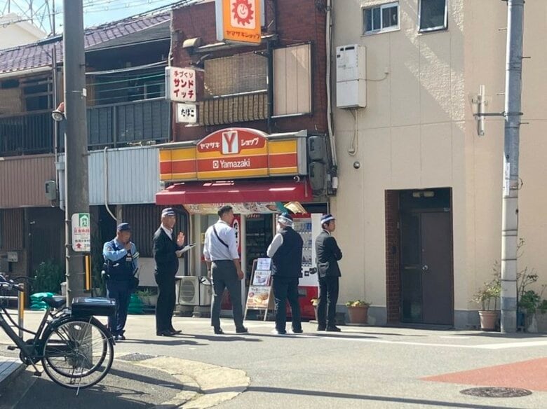 【速報】大阪・住吉区の食料品店で強盗致傷　犯人は逃走中　80代女性オーナーけが　包丁突きつけた犯人と揉み合う｜FNNプライムオンライン
