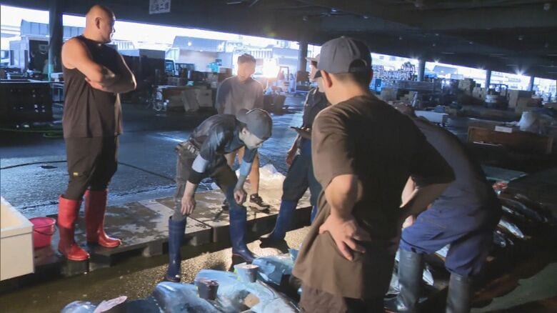 暗がりの中でマグロの競りも…停電が続いていた岐阜市中央卸売市場 7/31から全ての営業を再開へ｜FNNプライムオンライン