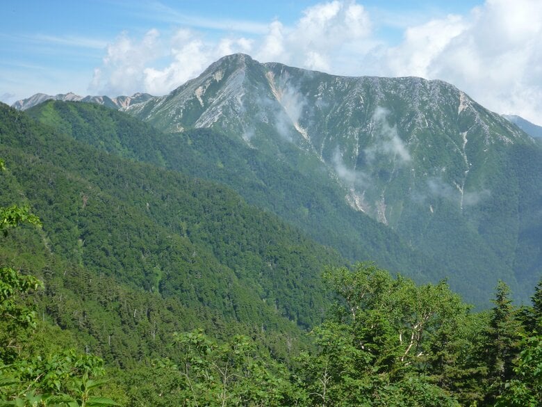 北アルプス常念岳の山頂付近で21歳の大学生が負傷し歩けず　長野県の消防防災ヘリが救助　左膝を脱臼か｜FNNプライムオンライン