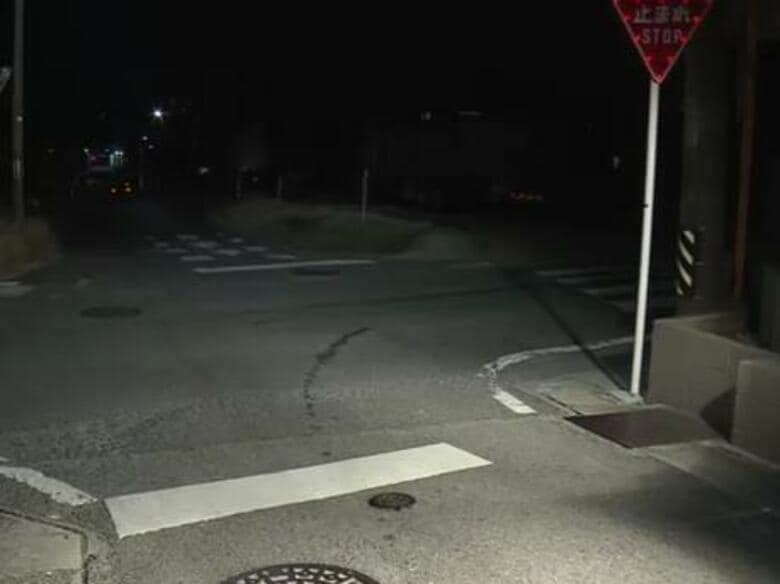 一時停止を無視して飛び出したか…自転車の18歳高校生がトラックにはねられ意識不明の重体 ヘルメット着用なし｜FNNプライムオンライン