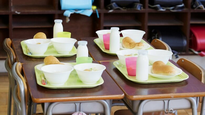 なぜ給食の飲み物は牛乳なのか。「決められたカルシウム値を補うために必須だった」現役学校栄養士が解説｜FNNプライムオンライン