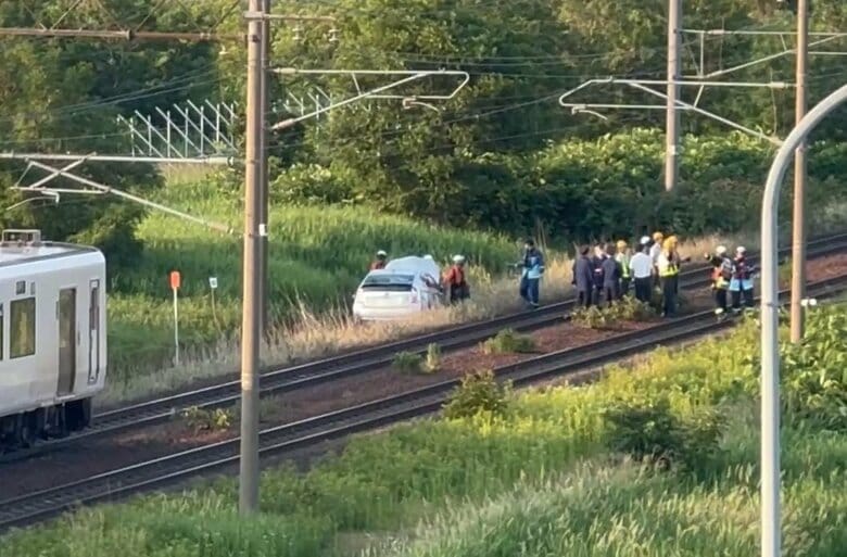 【速報】「線路の近くに乗用車が停止しており、付近に倒れている人がいる」JR函館線の幌向～上幌向駅間で乗用車が線路内に侵入「江別～岩見沢間」上下線で一時運転見合わせ_保護された高齢男性が搬送｜FNNプライムオンライン