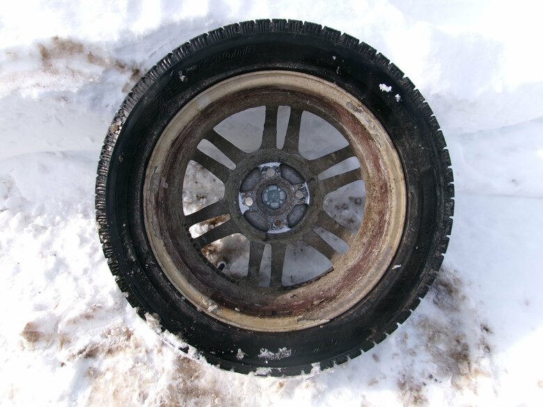 「ガタガタと音がした」業者に頼んで2025年11月ごろにタイヤ交換車の左前輪から“タイヤ脱落”約100メートル転がったあとに雪山に衝突…巻き込まれた人はなし〈北海道札幌市〉｜FNNプライムオンライン