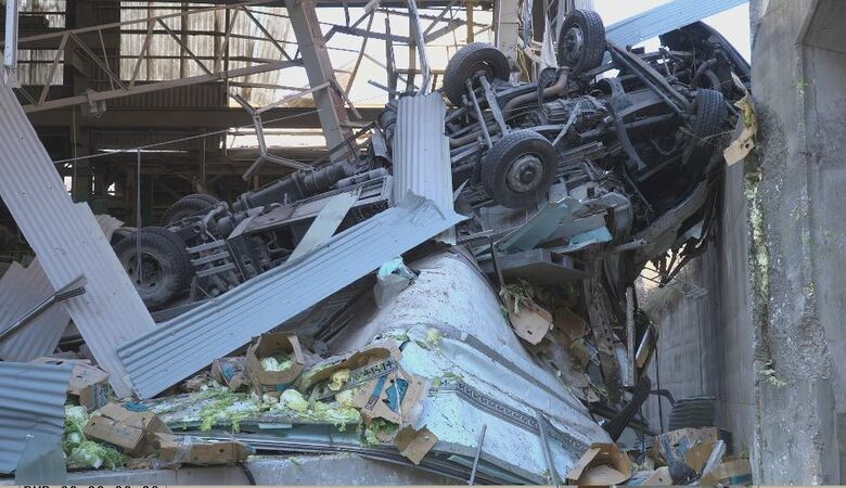 同じ現場でまた…　峠の国道で大型トラックが横転　運転手の男性（35）が死亡　長い下り坂のカーブ　2024年6月にもトレーラーの死亡事故　警察が原因調べる｜FNNプライムオンライン