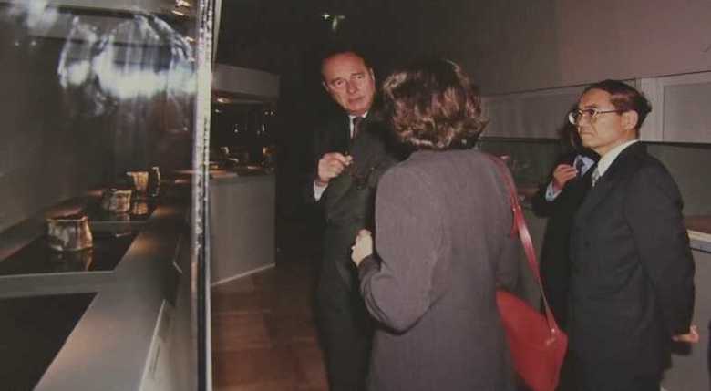 パリ日本文化会館で陶器展を観覧するシラク元大統領(会館収蔵写真より・1998年)