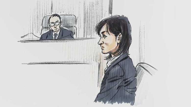 吉澤ひとみがおつまみ物色！初公判前の意外なデパ地下巡り姿 女性自身