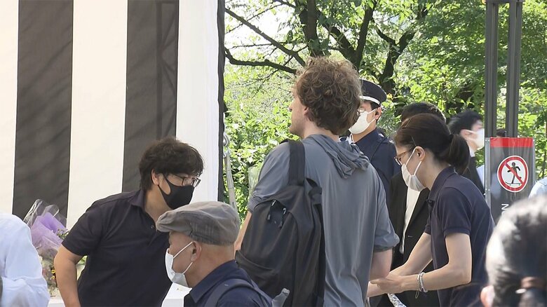 一般の献花台には、老若男女、国籍を問わず、多くの人たちが訪れていた。