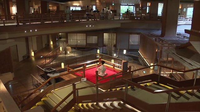 浮き舞台での三味線の演奏