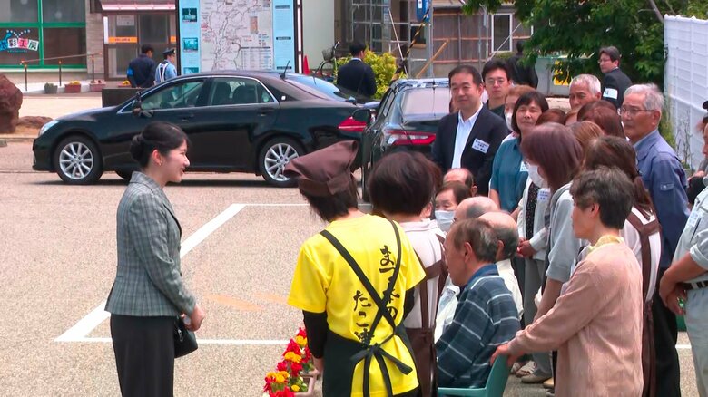 石川・志賀町「道の駅とぎ海街道」で仮設店舗を視察される愛子さま　訪問2日目