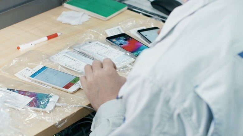 端末が問題なく機能するかを専用のツールを活用して確認している様子（画像提供：株式会社Belong/中古スマホ販売「にこスマ」）