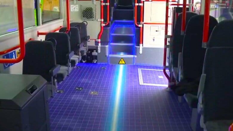 青色に染められた床