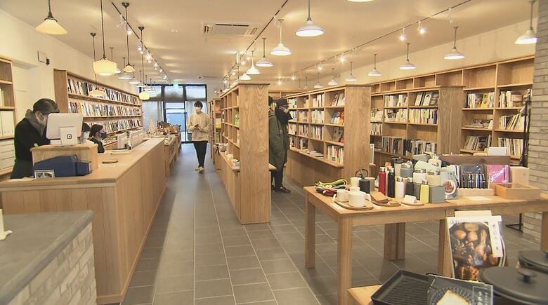 木のぬくもりを感じる店内