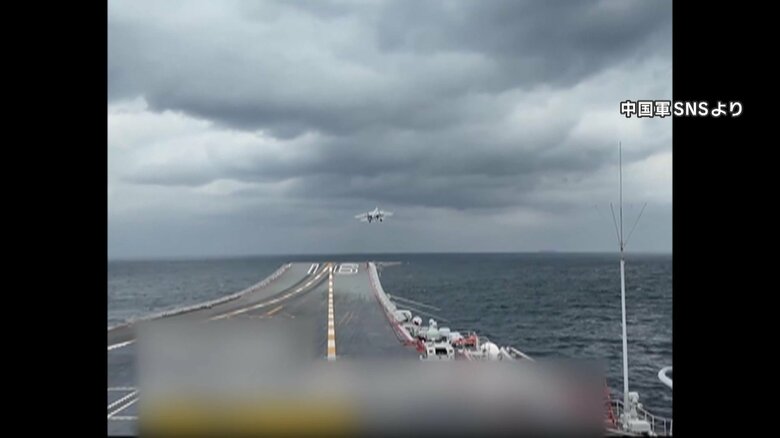 中国海軍空母「遼寧」から飛び立つ艦載機（中国軍SNSより）