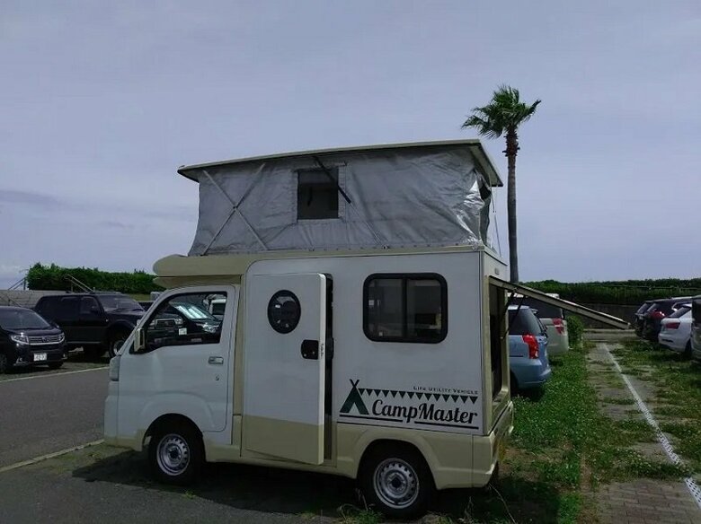 旅の相棒にして通勤車でもあるキャンピングカー（画像提供：奥村さん）