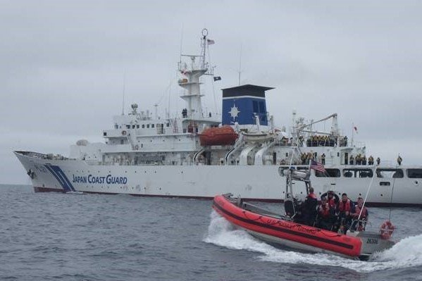 接舷訓練中のアメリカ沿岸警備隊の搭載艇(海上保安庁HPより）