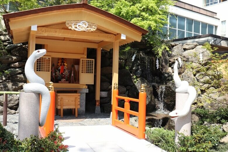 白蛇辨財天社（編集部撮影）