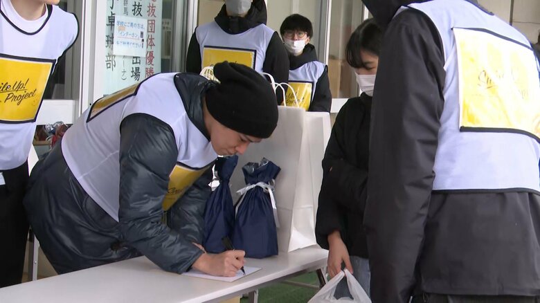 サインをする千賀健永さん