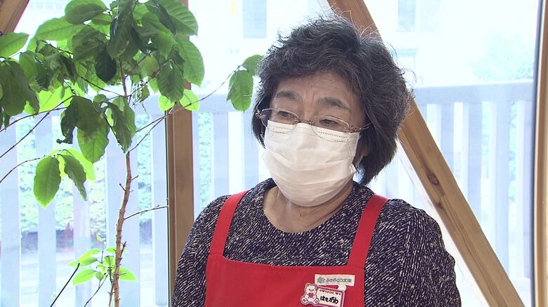 ふきのとう文庫で布絵本を作っているボランティア