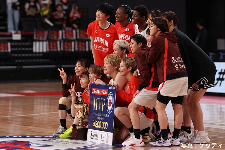 強化試合のMVPに選ばれた髙田真希を囲む女子日本代表選手ら（6日、東京・有明アリーナ）