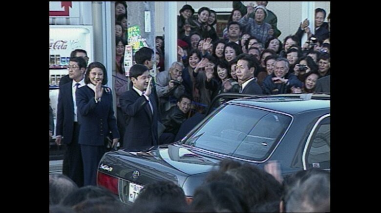 復興げんき村を出発される皇太子ご夫妻を見送る人々