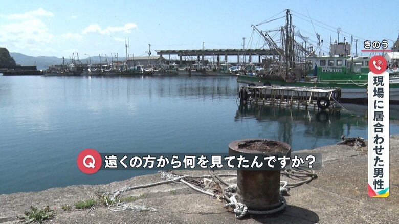 駐車スペースがある船着き場　海を挟んだ反対側には演説会場が見える