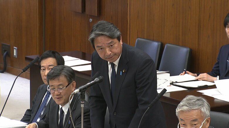 小泉大臣に「お誕生日おめでとうございます」と声をかける国民・榛葉氏