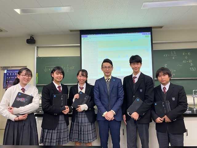 神奈川大学付属高校の先生と生徒たち