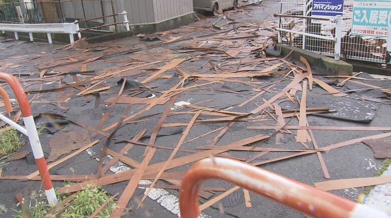 木材や鉄骨もバラバラになり、道路に散乱