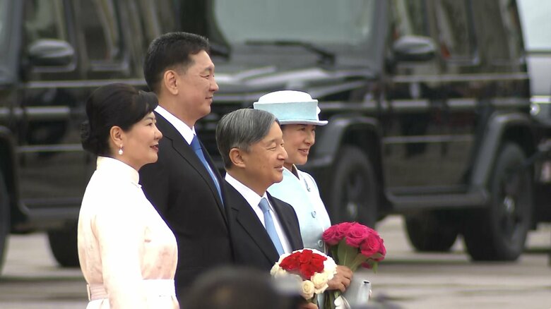 チンギスハン像の前で行われる歓迎式典に出席する天皇皇后両陛下　モンゴル・スフバートル広場