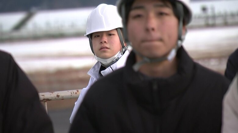 父・祐一さんの語り部を遠くから聞く娘の多恵さん