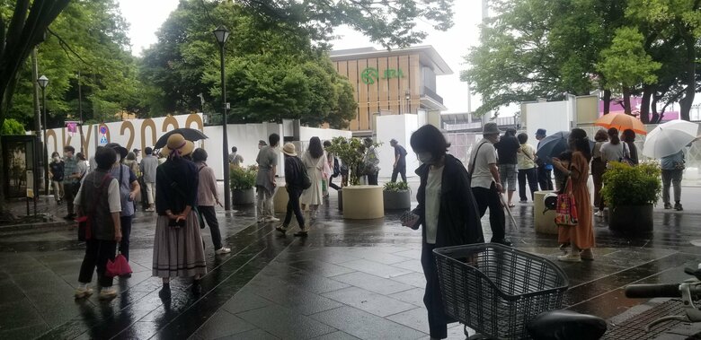 ９日　公道の聖火リレー中止を知らない人たちが馬事公苑に集まっていた