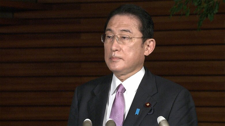 取材に応じる岸田首相（午後6時半ごろ 首相官邸）
