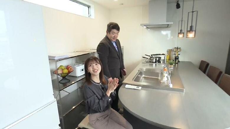 鍋が囲める半円形のテーブル 奥)建築システム・蒔田貴嗣さん　手前)テレビ静岡・大森万梨乃アナウンサー