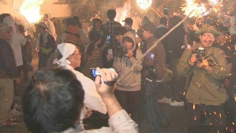 火の粉を浴びる観客