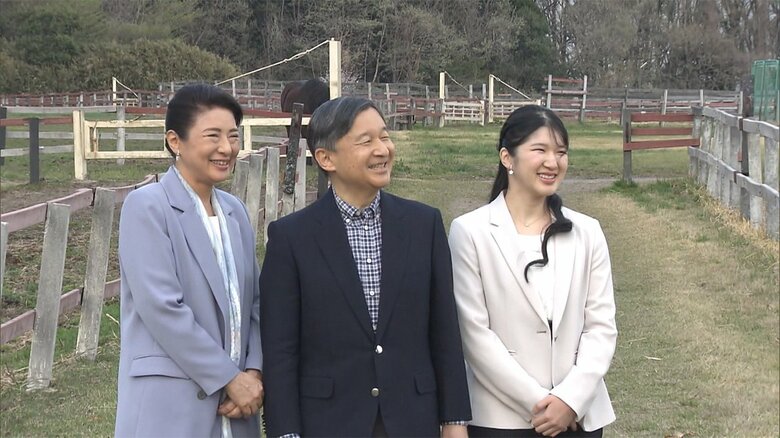 御料牧場に到着された後、ご一家は、馬の放牧地を散策された（5日午後)