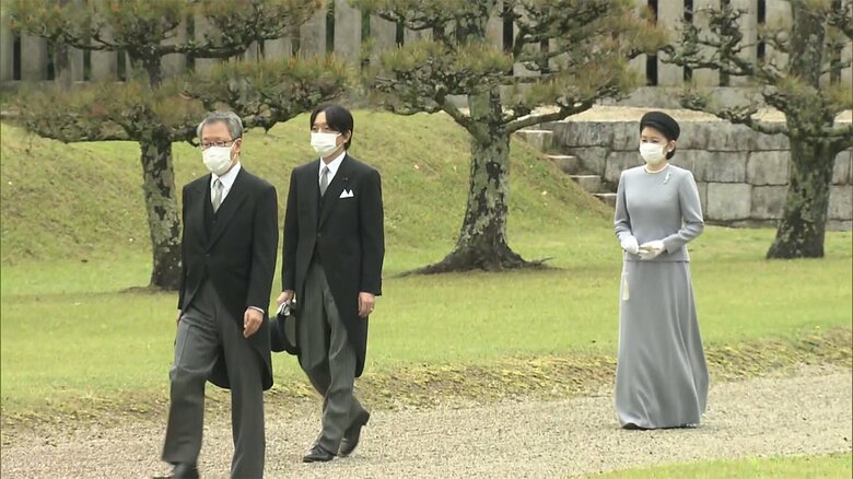 神武天皇陵を参拝される秋篠宮ご夫妻（22日）