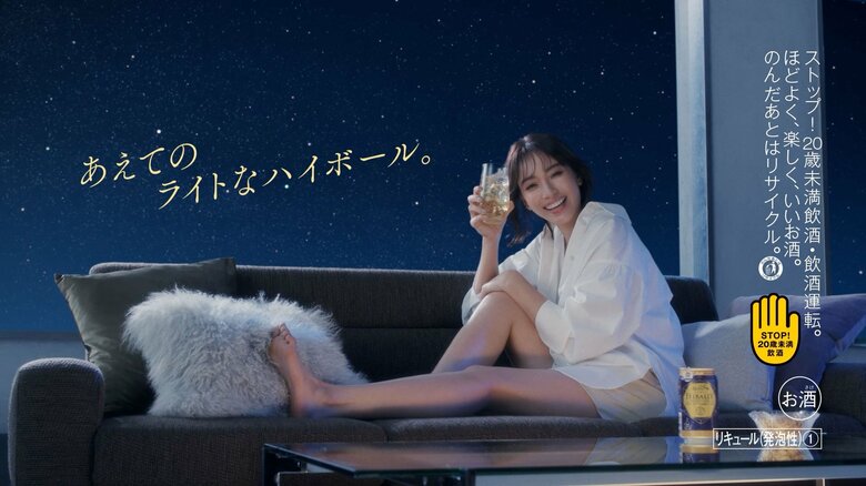 ソファーに腰掛けてリラックス