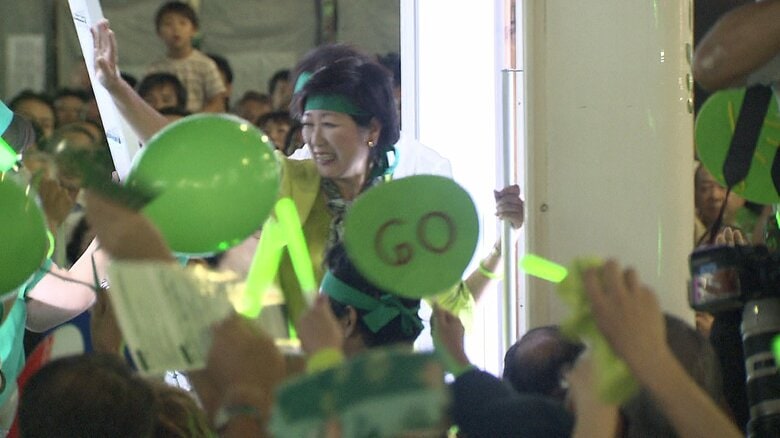 支援者に囲まれる小池百合子氏（2016年7月30日）