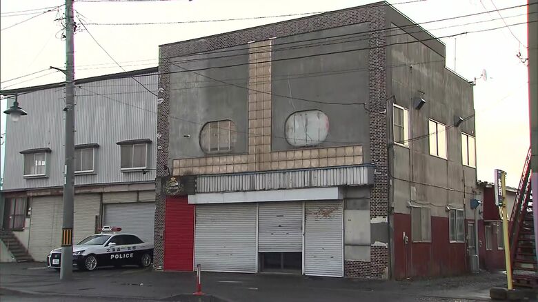 女性の遺体が発見されたバー