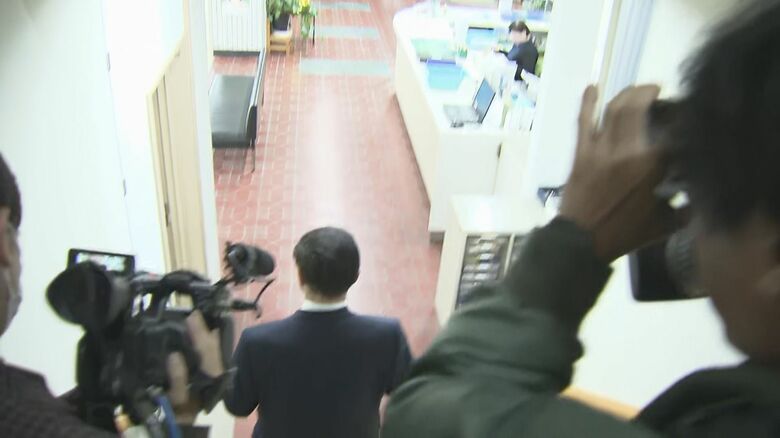 取材陣に追いかけられる村長
