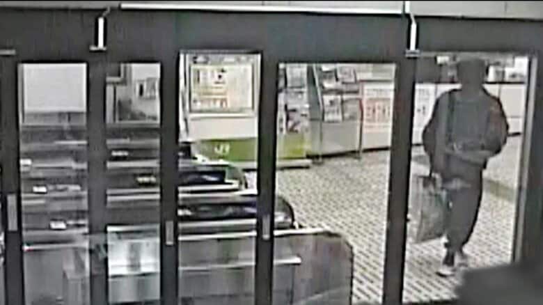 改札を抜けた不審な男の後ろ姿