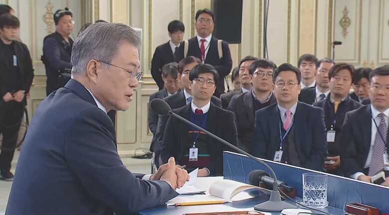 記者団の質問に答える文大統領